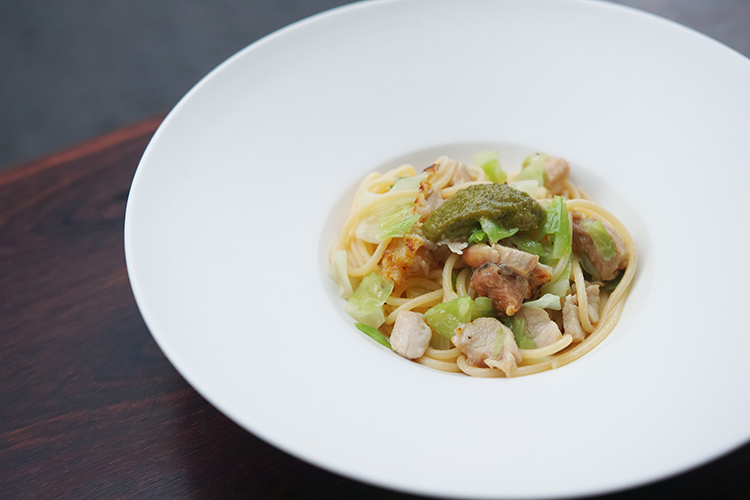 鶏肉とキャベツのスパゲッティ柚子唐辛子添え